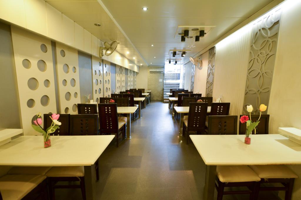 Hotel Central Residency Váránaszi Kültér fotó