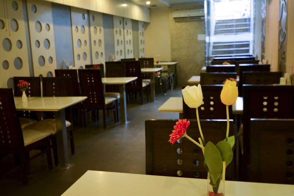 Hotel Central Residency Váránaszi Kültér fotó