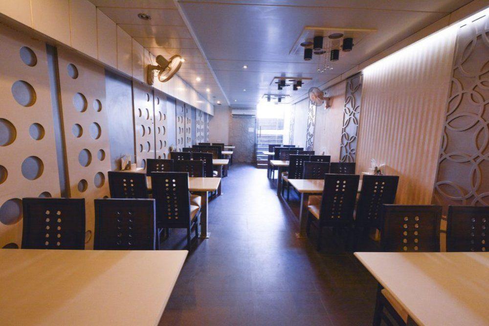 Hotel Central Residency Váránaszi Kültér fotó