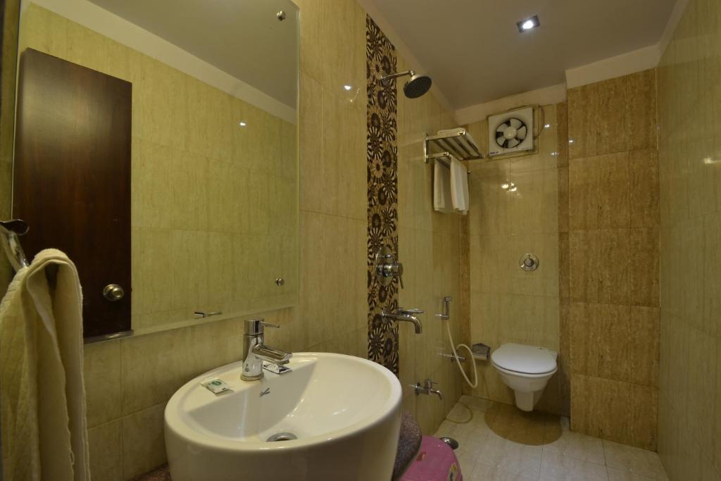 Hotel Central Residency Váránaszi Kültér fotó