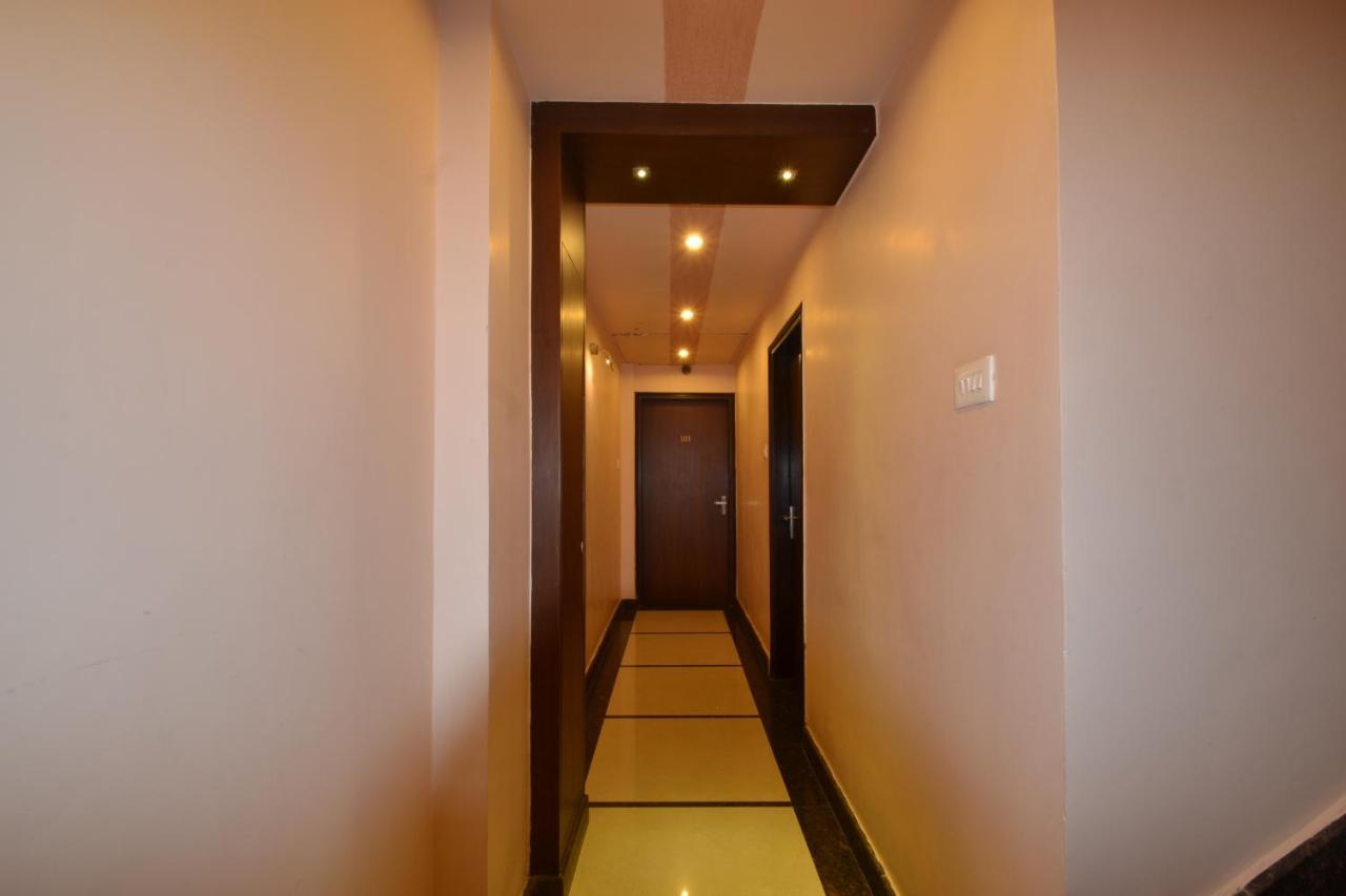 Hotel Central Residency Váránaszi Kültér fotó