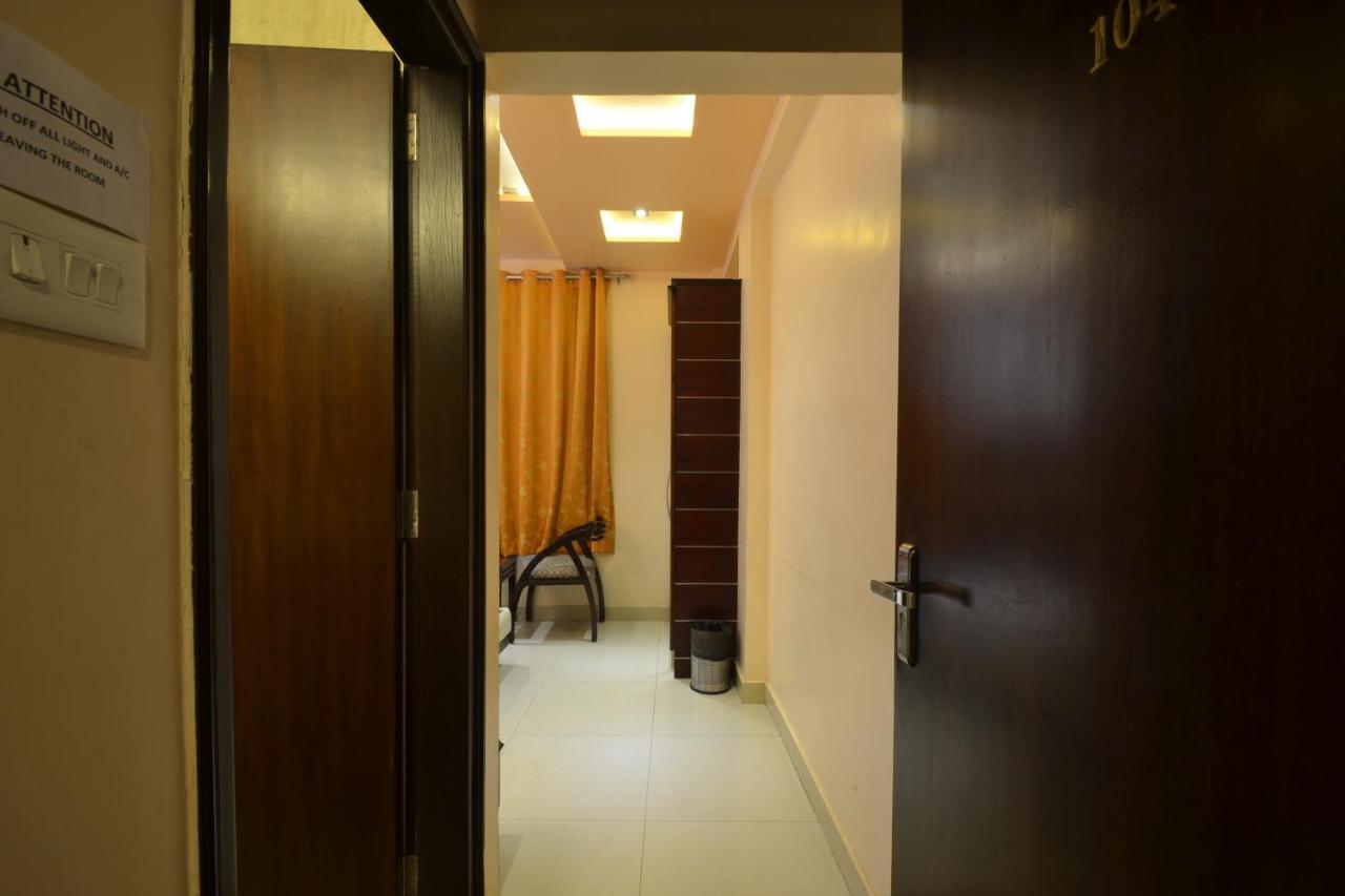 Hotel Central Residency Váránaszi Kültér fotó